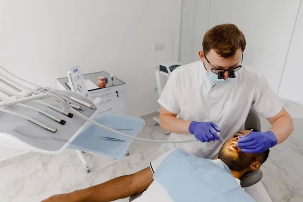 在牙科诊所 牙医用牙科仪器检查病人的蛀牙 以发现牙齿问题 并开始治疗 牙科医生 — 图库照片