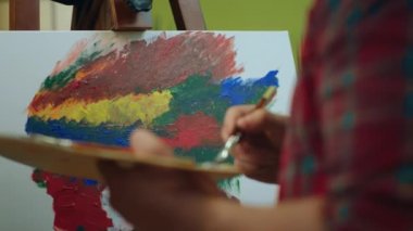 Ressamın çok modern ve soyut bir sanat eserini resmettiği tuvalin çok yakından çekilmiş bir resmi de kırmızı bir flanel giyiyor. 4k