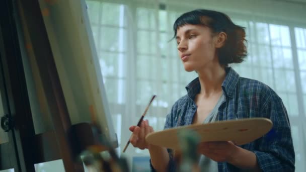 Een Mooie Artistieke Vrouw Met Een Prachtig Gestructureerd Gezicht Schildert — Stockvideo