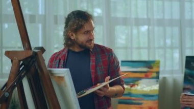 Sanat stüdyosunda sanat eğitimi alan iki karizmatik erkek ve kadın güzel bir ressam yaratmak için birlikte zaman geçiriyorlar tuvaldeki fırçayla biraz renk katıyorlar. 4k