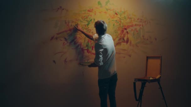 你这个艺术家在他的工作室里用手指在墙上画新的图画 现代的艺术品和当代的概念 — 图库视频影像