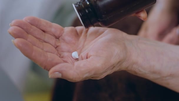 Концепція Медицини Взяти Відео Деталі Старої Руки Потиснути Деякі Таблетки — стокове відео