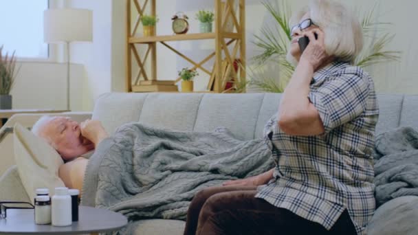 Wohnzimmer Liegt Ein Kranker Alter Mann Auf Dem Sofa Hustet — Stockvideo