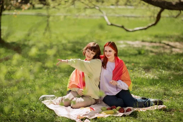 Удивительном Красивом Парке Две Лесбиянки Которые Вместе Превышают Скорость Обсуждают — стоковое фото