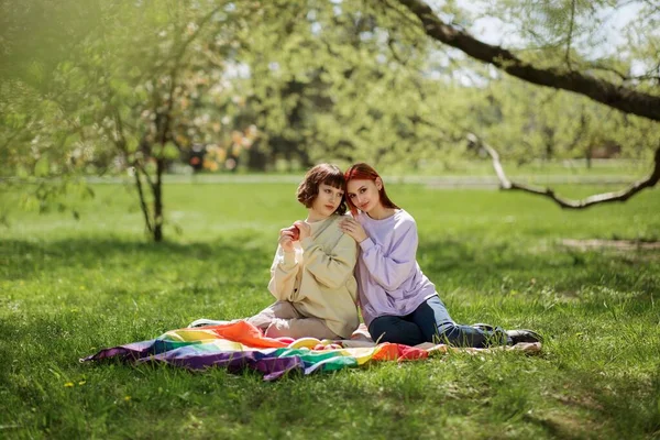 Charyzmatyczne Młode Lesbijki Bawią Się Pikniku Środku Parku Trzymając Flagę — Zdjęcie stockowe
