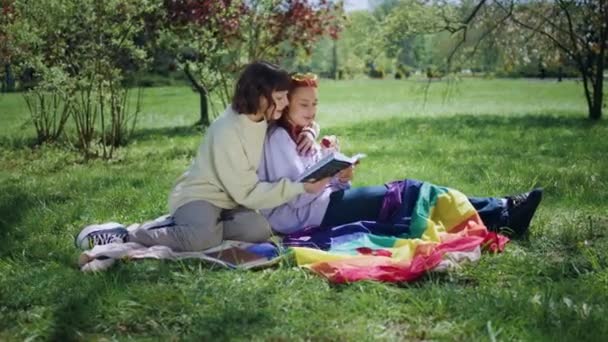 Dvě Lesbické Dámy Velmi Hezké Charismatické Objímající Zatímco Sedí Přikrývce — Stock video
