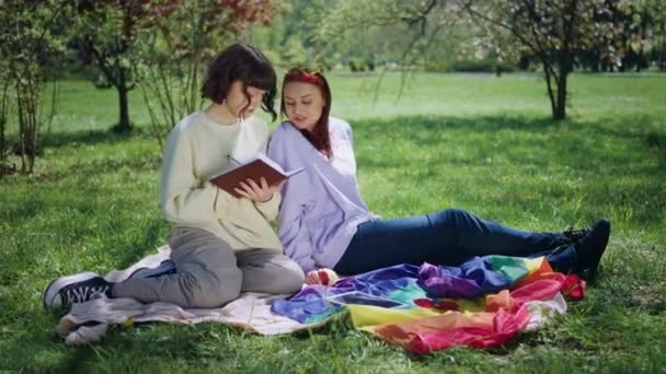 Attraktives Lesbisches Paar Das Sich Beim Gemeinsamen Picknick Auf Dem — Stockvideo