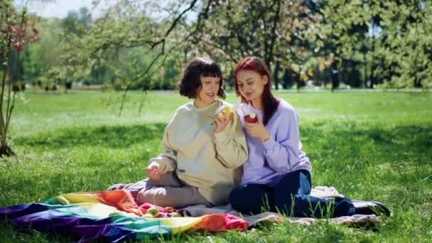 Parque Lésbicas Duas Senhoras Têm Piquenique Eles Comendo Frutas Desfrutar — Vídeo de Stock
