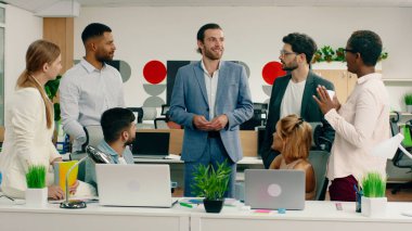 Sabah takım elbiseli bir ofis müdürü iş arkadaşlarıyla görüşür. Görevi analiz ederler ve iyi vakit geçirirler. Portre