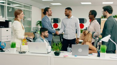 Çalışkan, güzel, sarışın bir yönetici sabah iş arkadaşlarıyla büyük bir ofiste buluşuyor. İş arkadaşlarının yaptığı bazı işleri onaylıyor..