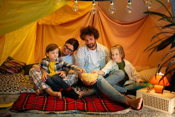 Charismatische Und Attraktive Eltern Die Zeit Mit Ihren Kindern Hause — Stockfoto