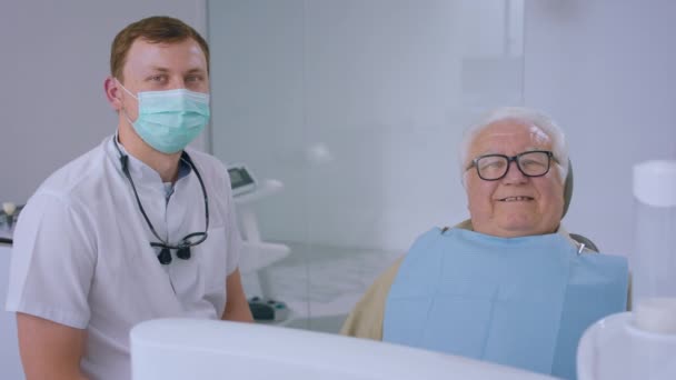 Před Kamerou Ordinaci Zubaře Doktor Pacient Pózující Před Kamerou Charismatický — Stock video