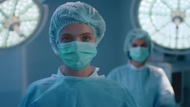 Ένα Κοντινό Πλάνο Μιας Όμορφης Νοσοκόμας Που Φοράει Ποδιά Μια — Αρχείο Βίντεο