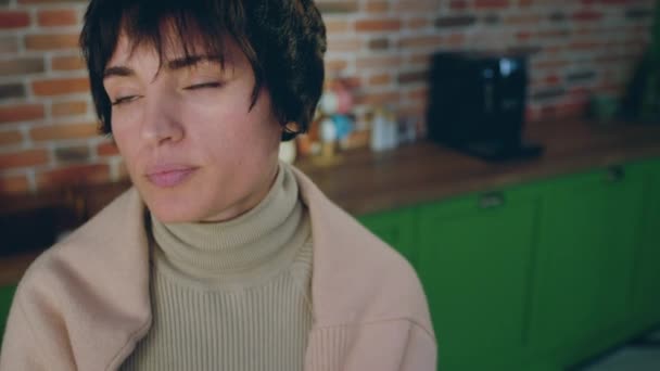 Dans Cuisine Femme Foyer Sentant Très Fatiguée Elle Visage Réfléchi — Video