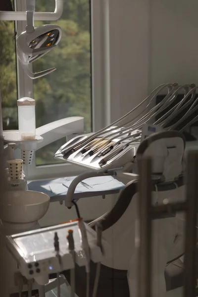 Nowoczesna Klinika Stomatologiczna Krzesło Dentystyczne Inne Akcesoria Stosowane Przez Dentystów — Zdjęcie stockowe