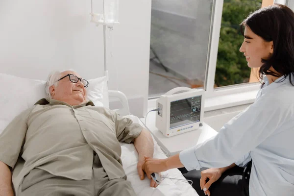Modern Hastane Yaşlı Hastasının Sağlık Kontrolü Var Parmak Kalp Atış — Stok fotoğraf