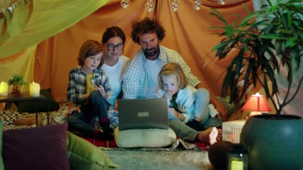 Przed Kamerą Szczęśliwi Rodzice Razem Dziećmi Oglądają Razem Film Laptopie — Wideo stockowe