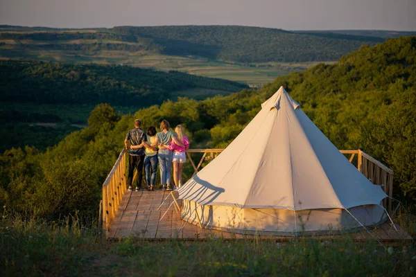 Konzept Des Natururlaubs Auf Dem Campingplatz Inmitten Einer Traumhaften Landschaft — Stockfoto
