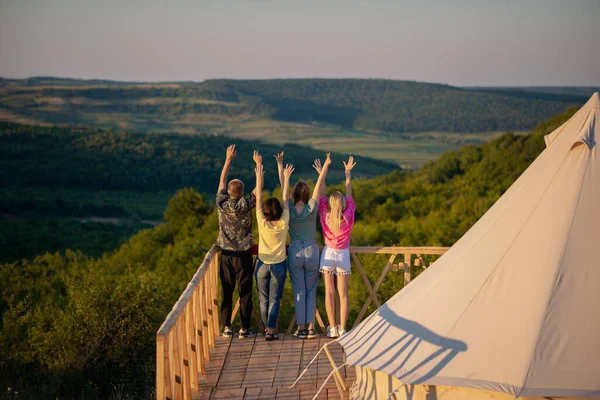 Der Natur Erstaunlichen Campingplatz Unter Vogelperspektive Gruppe Von Freunden Umarmen — Stockfoto