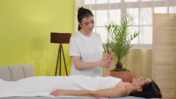 Spa Salong Mogen Kvinna Har Avslappnad Kropp Massage Massör Massage — Stockvideo