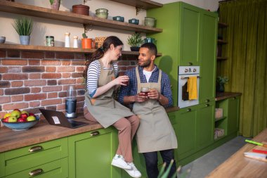 Güzel ve çok kültürlü çiftler işe gitmeden önce birlikte kahvaltı ederler. Birlikte çay içerler ve tartışırlar. Çok heyecanlıdırlar..