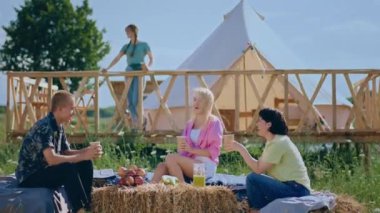 Sabahleyin arkadaşlarıyla kahvaltı yapan harika bir kamp alanı. Adamlardan biri daha sonra gelip herkese merhaba dedi. ARRI 'de çekilen