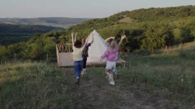 İnsansız hava aracı video kuşları modern kamp alanına bakıyor. Bir grup öğrenci doğa ve ürpertici manzaranın tadını çıkarıyor..