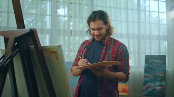 Seorang Pelukis Yang Sangat Tampan Bekerja Pada Sebuah Karya Seni — Stok Video