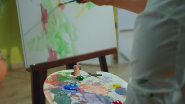 Konzept Der Kunstvermittlung Kunstatelier Künstler Mann Nehmen Sie Die Farbpalette — Stockvideo