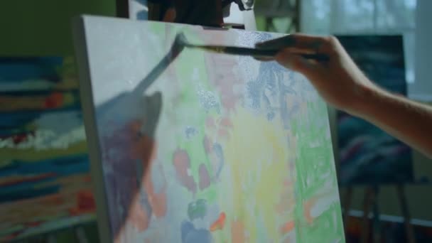 Beau Jeune Homme Artiste Passer Temps Sur Son Atelier Peindre — Video