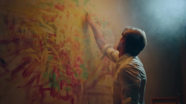 스튜디오 커다란 위에서 미술을 카메라 예술가에게 붙어서 손가락으로 팔레트 색깔로부터 — 비디오