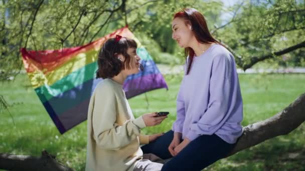 Стоковые Видео Women Kiss ⬇ Скачать Футажи Women Kiss | Depositphotos