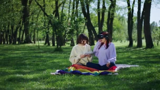 Charismatisch Aantrekkelijk Twee Dames Hebben Een Geweldige Tijd Samen Natuur — Stockvideo