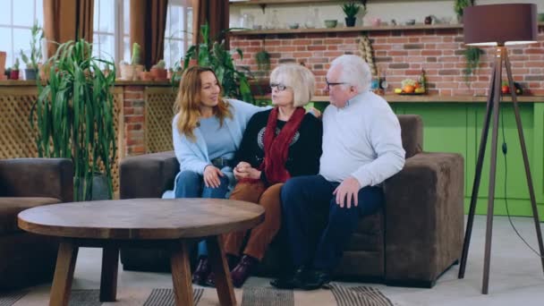Mulher Bonita Veio Visitar Seus Pais Velhos Casa Sala Estar — Vídeo de Stock