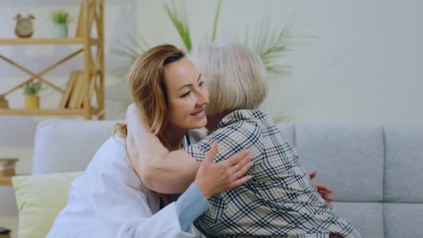Yaşlı Sabırlı Kadın Kanepede Yan Yana Otururken Doktoruna Sarılıyor Kisi — Stok video