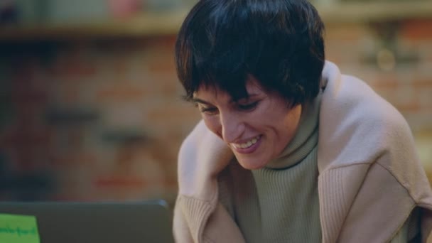 Cozinha Sorrindo Grande Senhora Tomar Seu Laptop Olhando Muito Laptop — Vídeo de Stock