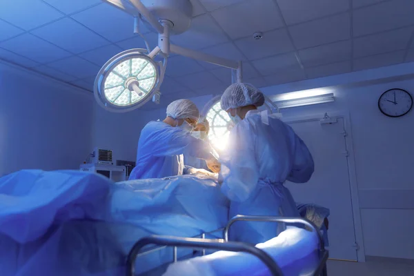 Bir Erkek Cerrah Bayan Asistanı Bir Hastayı Ameliyat Ediyorlar Ekipmanlarını — Stok fotoğraf