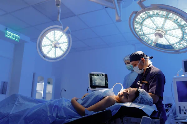 Bliskie Ujęcie Dłoni Chirurga Pracującego Stale Nad Ukształtowaniem Czegoś Powiece — Zdjęcie stockowe