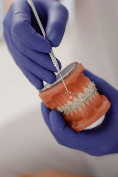 Dentista Mostra Come Lavarsi Denti Con Uno Spazzolino Denti Sul — Foto Stock