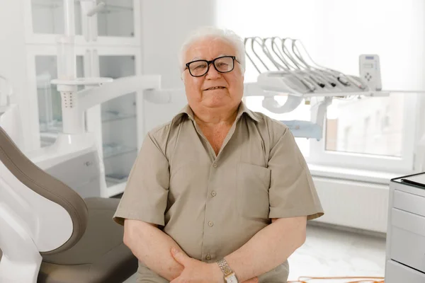 Charyzmatyczny Staruszek Jest Leczony Ustnie Nowoczesnej Klinice Stomatologicznej Pozował Przed — Zdjęcie stockowe