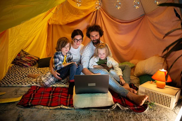Konzept Des Familienlebens Kindheit Glückliche Familie Zusammen Film Auf Dem — Stockfoto