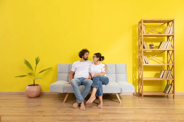 Unga Par Flyttar Till Lägenhet Tillsammans Omlokalisering Familj — Stockfoto
