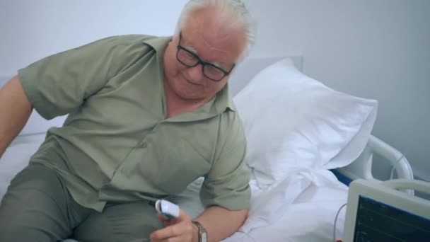 Hospital Room Happy Old Man Standing Meeting His Family Member — Stockvideo