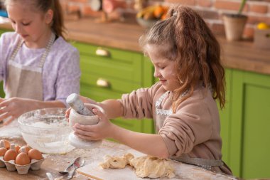 Mutfak adasında yemek pişiren iki karizmatik kız harika vakit geçiriyorlar. Bazı malzemelerin tadına bakıyorlar. Sonra da lezzetli bir bisküvi hazırlıyorlar..