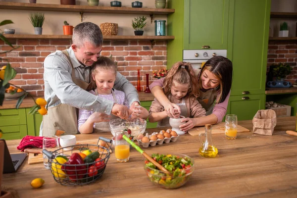 Framför Kameran Karismatisk Glad Och Leende Stor Familj Förbereder Välsmakande — Stockfoto