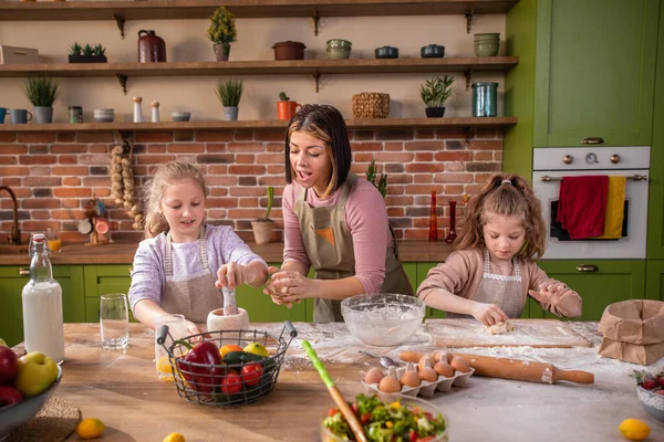 Beautiful Woman Her Two Daughters Have Fun Time Kitchen Island — Stock Photo, Image
