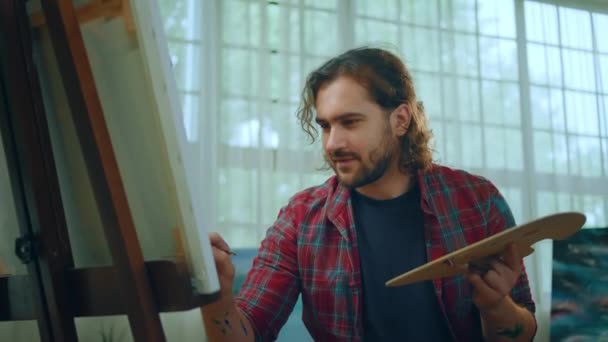 Pintor Muy Feliz Está Mirando Lienzo Que Acaba Pintar Añadiendo — Vídeo de stock