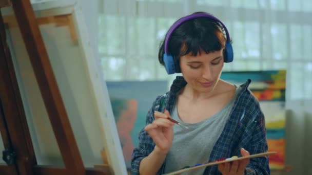 Una Mujer Con Pelo Corto Pixie Está Usando Conjunto Auriculares — Vídeo de stock