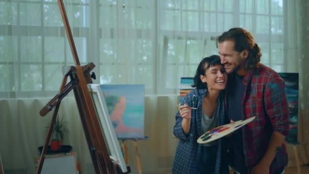 Две Художницы Леди Парень Счастливы Улыбаются Вместе Рисуя Картину Холсте — стоковое видео