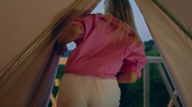 Bir çiftin içinde çok güzel görünen iki insan doğadaki bir çadırda kalırken dağların ve ormanın güzel ufkunu izliyor. ARRI 'de çekilen